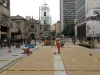 Pekerja memasang paving di jalur pejalan kaki Carrera Séptima, Bogotá, Kolombia