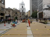 Pekerja memasang paving di jalur pejalan kaki Carrera Séptima, Bogotá, Kolombia