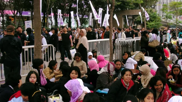 Pekerja migran asal Indonesia berkumpul di sebuah taman kota di Hong Kong