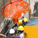 Ilustrasi pekerja berhelm memandu alat berat di lokasi proyek