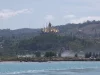 Ilustrasi Pelabuhan Bakauheni dan Menara Siger dilihat dari laut, Lampung Selatan