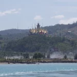 Ilustrasi Pelabuhan Bakauheni dan Menara Siger dilihat dari laut, Lampung Selatan