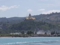 Ilustrasi Pelabuhan Bakauheni dan Menara Siger dilihat dari laut, Lampung Selatan