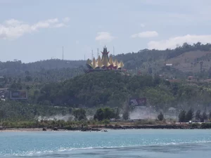 Ilustrasi Pelabuhan Bakauheni dan Menara Siger dilihat dari laut, Lampung Selatan