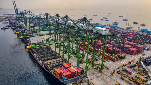 Kapal kargo bersandar di bawah deretan derek terminal peti kemas Jakarta Utara