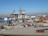 Derek dan tumpukan peti kemas di Pelabuhan Long Beach, California, Amerika Serikat