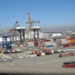 Derek dan tumpukan peti kemas di Pelabuhan Long Beach, California, Amerika Serikat