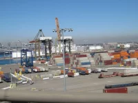 Derek dan tumpukan peti kemas di Pelabuhan Long Beach, California, Amerika Serikat