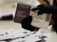 Petugas Dinas Pemilu California menyortir surat suara yang dikirim lewat pos di San Francisco.