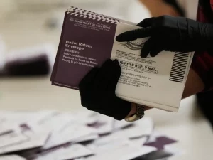 Petugas Dinas Pemilu California menyortir surat suara yang dikirim lewat pos di San Francisco.