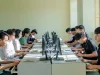Peserta pelatihan menghadap layar komputer di sebuah ruang kelas