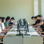 Peserta pelatihan menghadap layar komputer di sebuah ruang kelas