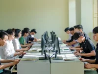 Peserta pelatihan menghadap layar komputer di sebuah ruang kelas