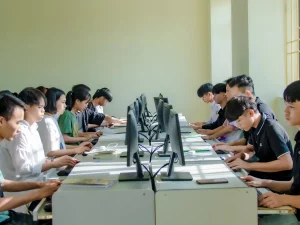 Peserta pelatihan menghadap layar komputer di sebuah ruang kelas