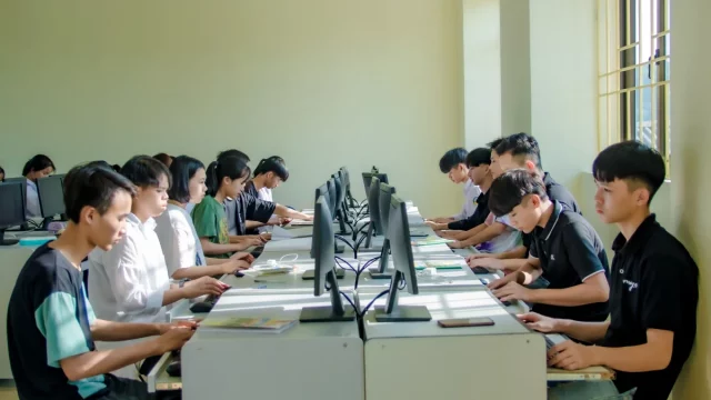 Peserta pelatihan menghadap layar komputer di sebuah ruang kelas