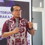 Narasumber menyampaikan materi pelatihan rehabilitasi terumbu karang tingkat masyarakat