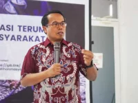 Narasumber menyampaikan materi pelatihan rehabilitasi terumbu karang tingkat masyarakat