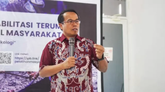 Narasumber menyampaikan materi pelatihan rehabilitasi terumbu karang tingkat masyarakat