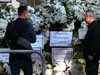 Pelayat memberi penghormatan terakhir untuk Tung Chee-hwa di Hong Kong