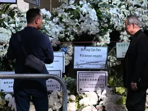 Pelayat memberi penghormatan terakhir untuk Tung Chee-hwa di Hong Kong