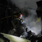 Petugas pemadam kebakaran memadamkan api seusai serangan rudal di Kyiv