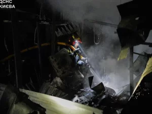 Petugas pemadam kebakaran memadamkan api seusai serangan rudal di Kyiv