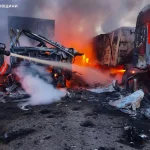 Petugas penyelamat memadamkan api seusai serangan udara di wilayah Dnipro