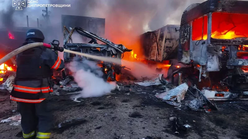 Petugas penyelamat memadamkan api seusai serangan udara di wilayah Dnipro
