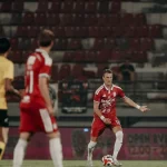 Foto arsip pemain Bali United berseragam merah saat menguasai bola dalam sebuah pertandingan