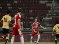Foto arsip pemain Bali United berseragam merah saat menguasai bola dalam sebuah pertandingan