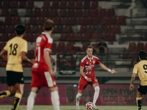 Foto arsip pemain Bali United berseragam merah saat menguasai bola dalam sebuah pertandingan