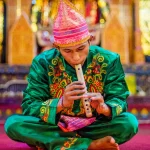 Pemain saluang, alat musik tiup tradisional Minangkabau