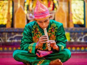 Pemain saluang, alat musik tiup tradisional Minangkabau