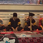 Empat pelaku Sampelong duduk bersila di panggung lokakarya Sampelong, Sumatera Barat