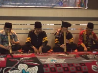 Empat pelaku Sampelong duduk bersila di panggung lokakarya Sampelong, Sumatera Barat