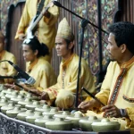 Pemain talempong mengiringi pertunjukan di Istana Pagaruyung, Sumatera Barat