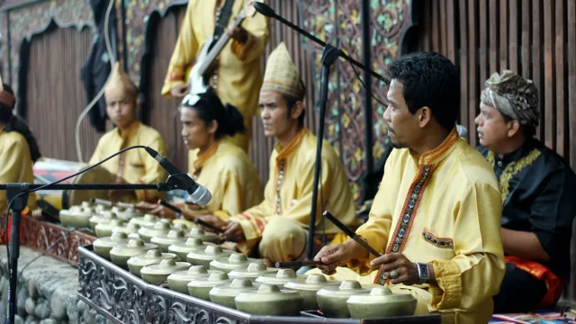 Pemain talempong pacik Sanggar Sari Bunian tampil di Istano Basa Pagaruyung, Tanah Datar, Sumatera Barat.