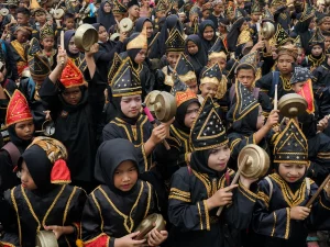 Rombongan pemain talempong pacik berbusana adat Minangkabau