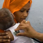 Seorang anak diperiksa dengan stetoskop dalam pemeriksaan tuberkulosis di Faridabad, India