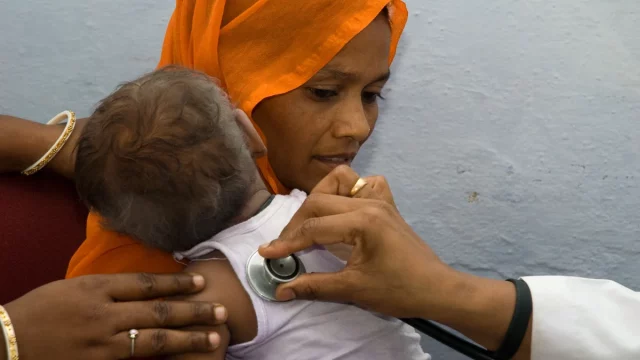 Seorang anak diperiksa dengan stetoskop dalam pemeriksaan tuberkulosis di Faridabad, India