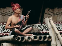 Pemuda suku Batak Karo memainkan alat musik tradisional kulcapi
