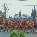 Penabuh Baleganjur berbaris mengiringi arak-arakan di Bali