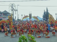 Penabuh Baleganjur berbaris mengiringi arak-arakan di Bali