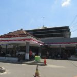 Bangunan Stasiun Solo Balapan dilihat dari halaman depan pada siang hari.