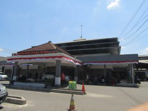 Bangunan Stasiun Solo Balapan dilihat dari halaman depan pada siang hari.