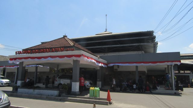 Bangunan Stasiun Solo Balapan dilihat dari halaman depan pada siang hari.