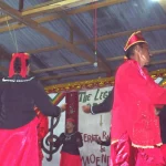 Penari adat Pamona berbusana merah membawakan tarian di atas panggung festival