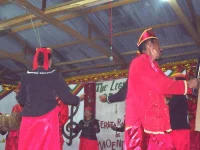 Penari adat Pamona berbusana merah membawakan tarian di atas panggung festival
