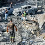 Ekskavator menggali saat tim penyelamat mencari korban di Kfar Reman, Lebanon selatan