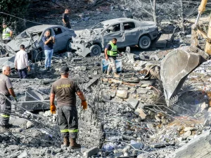 Ekskavator menggali saat tim penyelamat mencari korban di Kfar Reman, Lebanon selatan